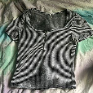 Cute t-shirt, very flattering, perfect for a nice dinner with jeans